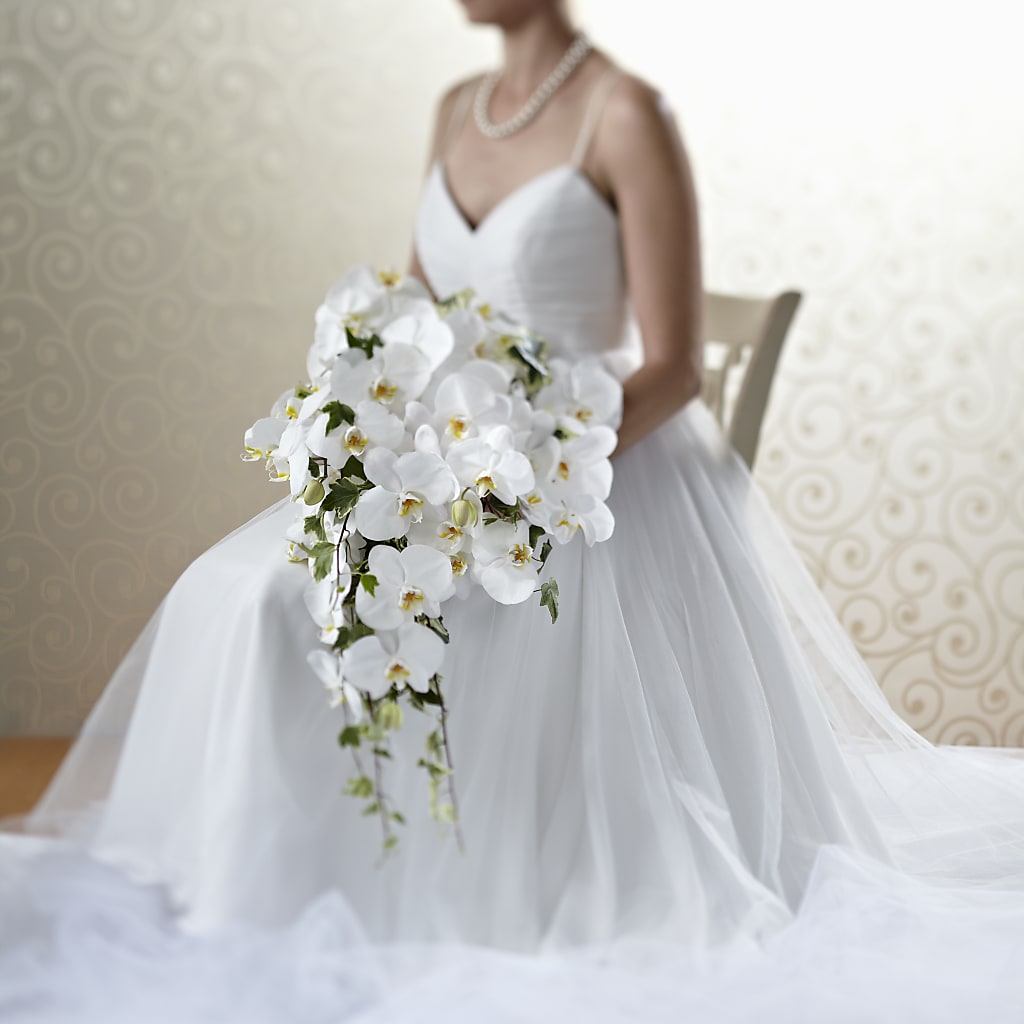 Classic White Bouquet – PIERSON'S FLOWER SHOP & GREENHOUSES INC, Cedar Rapids IA