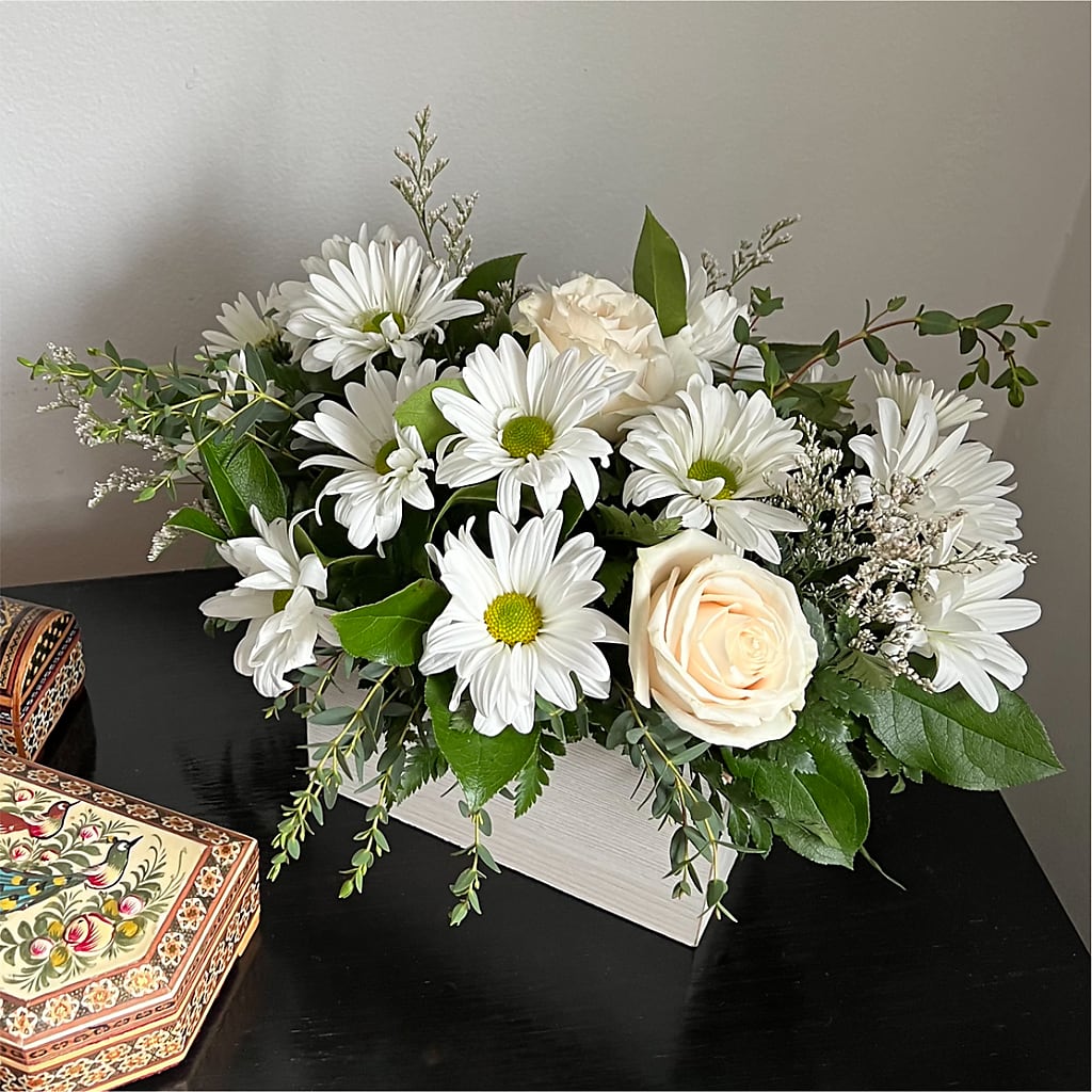 Fresh Linen Box Bouquet – PIERSON'S FLOWER SHOP & GREENHOUSES INC, Cedar Rapids IA